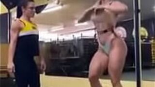 Фитнес-крошка-мама тренируется обнаженной в тренажерном зале - порно видео