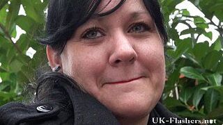 Пухлые милфы публичного эксгибиционизма в любительском видео и засвет сисек толстушки на улице - порно видео