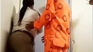 Тюремный надзиратель и заключенный Мзанси - порно видео