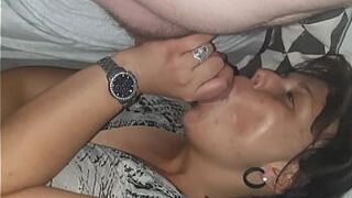 Муженек попросил меня трахнуть сантехника - порно видео