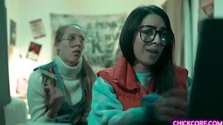 Молоденькие ботанички-лесбиянки из колледжа Каденс Люкс и Серена Блэр проводят свой эксперимент с виртуальной трехмерной женщиной и проверяют ее на горячем сеансе втроем. - порно видео
