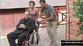 Дедушка трахает тинку - порно видео