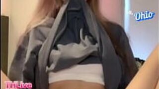 Тайская девушка в прямом эфире, хорошая фигура, белая, очень красивая. - порно видео