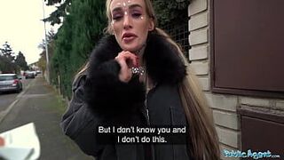 Публичный агент Дейзи Ли устроила потрясающее стрип-шоу перед тем, как наклониться за членом - порно видео