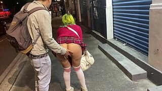 Он пошел рисовать и мастурбировал на улице, пока не сквиртел - порно видео