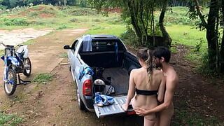 Камера засняла молодых людей, занимающихся сексом на треке встречи с инопланетянами. - порно видео