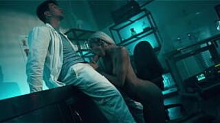 Возбуждённый доктор трахает партнёра по лаборатории, прежде чем родить его, ТРЕЙЛЕР - порно видео