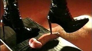 Рабу затоптала его член и яйца (стоя) возбужденная госпожа - порно видео