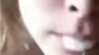 Она давится и тяжело борется с собой после того, как он ее накормил - порно видео