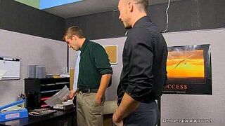 Трахнул новый офисный парень - порно видео