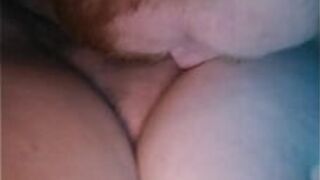 Киска жены смачивает мое лицо - порно видео