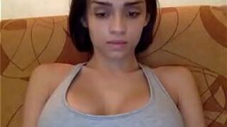 Безумная девушка показывает обнаженное юное тело перед вебкамерой - порно видео