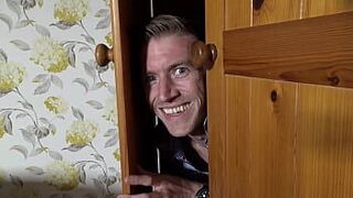 Горячая британская домохозяйка требует внимания - порно видео