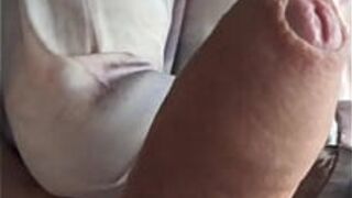 Милфа поглаживает большой член, над ними стиль - порно видео