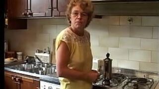 Уродливая бабушка трахается в задницу - порно видео