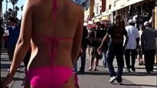 Девушка в бикини - порно видео