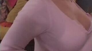 Очаровательная тинка с огромными дынями желает член как можно скорее - порно видео