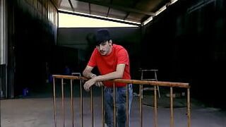 Мальчика щекочут голым гей-порно, что началось как ленивый день у бассейна (сзади) - порно видео