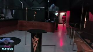 Непослушные девчонки раздеваются в свинг-клубе - порно видео