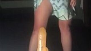 Жена снимает платье и скачет на своем дилдо на присоске в любительском видео - порно видео