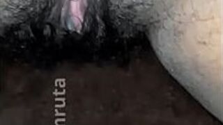 Индийская милашка дези с волосатой киской изменяет - обнаженное видео, снятое ее любовником ... !! - порно видео