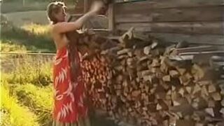 Грудастая русская красотка с волосатой пиздой и огромными сиськами трахается в деревне - порно видео