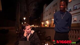 Маленькая шутка для очень возбужденной малышки. Официанты действительно ПОРНО-ИСПОЛНИТЕЛИ!! - порно видео