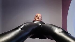 Госпожа играет со своим рабом - порно видео