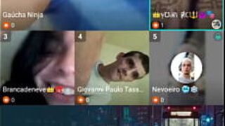 Новинья показывает киску в живую для тупицы, и у него чуть не сердечный приступ - порно видео