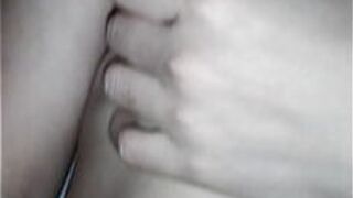 Жена трахает киску - порно видео