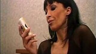 Французская милфа вызывает мужского эскорта - порно видео