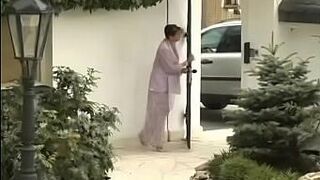 Я навещаю свою мачеху в ее новом доме - порно видео